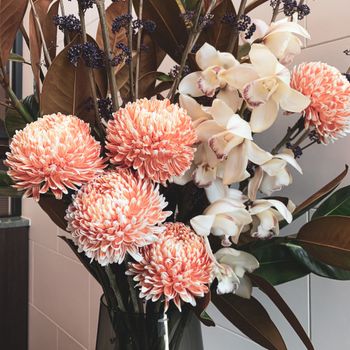 Composition florale brutaliste FLEURS SC
